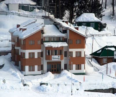 https://imgcld.yatra.com/ytimages/image/upload/t_hotel_yatra_city_desktop/v1480916983/Domestic Hotels/Hotels_Gulmarg/Welcome Hotel/Welcome_Hotel.jpg